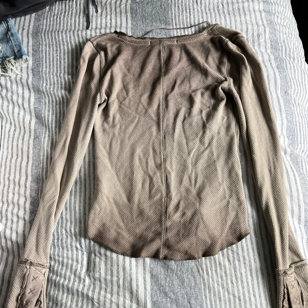 We The Free People Waffle Knit Long Sleeve Shirt Gray Scoop Neck Snap Cuffs Sz m
